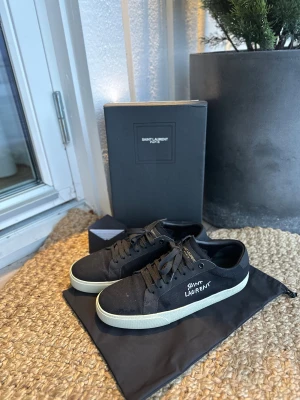 Saint laurent 06 - Säljer mina riktigt feta Saint Laurent dojor till sjukt bra pris - hör av dig vid minsta lilla fråga och fundering - vid snabbt affär kan pris diskuteras!! Storlek 44 men YSL skor är lite små så skulle säga att de är 43or!!!