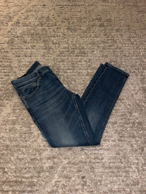 Dondup George  - Hej jag säljer ett par Dondup George i nyaste modellen. Jeansen i riktigt snygg marinblå färg perfekt för dig som vill ha ett par kvalitetsjeans med grym passform. Nypris ≈4000kr, mitt pris 899kr.  Skick: 9/10 Inga defekter Storlek: W36 Midja: 46cm Lår: 27cm Ytterlängd: 103cm Innerlängd: 80cm  Skriv gärna om du vill ha fler bilder eller har frågor!