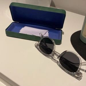 Monte’n solglasögon  - Jag säljer mina monte’n solglasöson nu pågrund av att jag växt ut dom och köpt nya. Dom är alltså ganska små och passar en 150-165cm lång ungefär. Det är m1v1 grey nypris 560kr. Säljer därför för 110 men är öppen för förslag. Kvalite, ganska bra. 