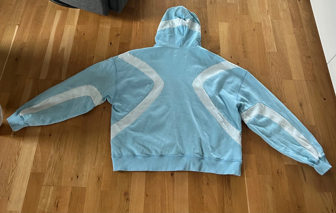 Ljusblå hoodie med vita detaljer rare humans - 1