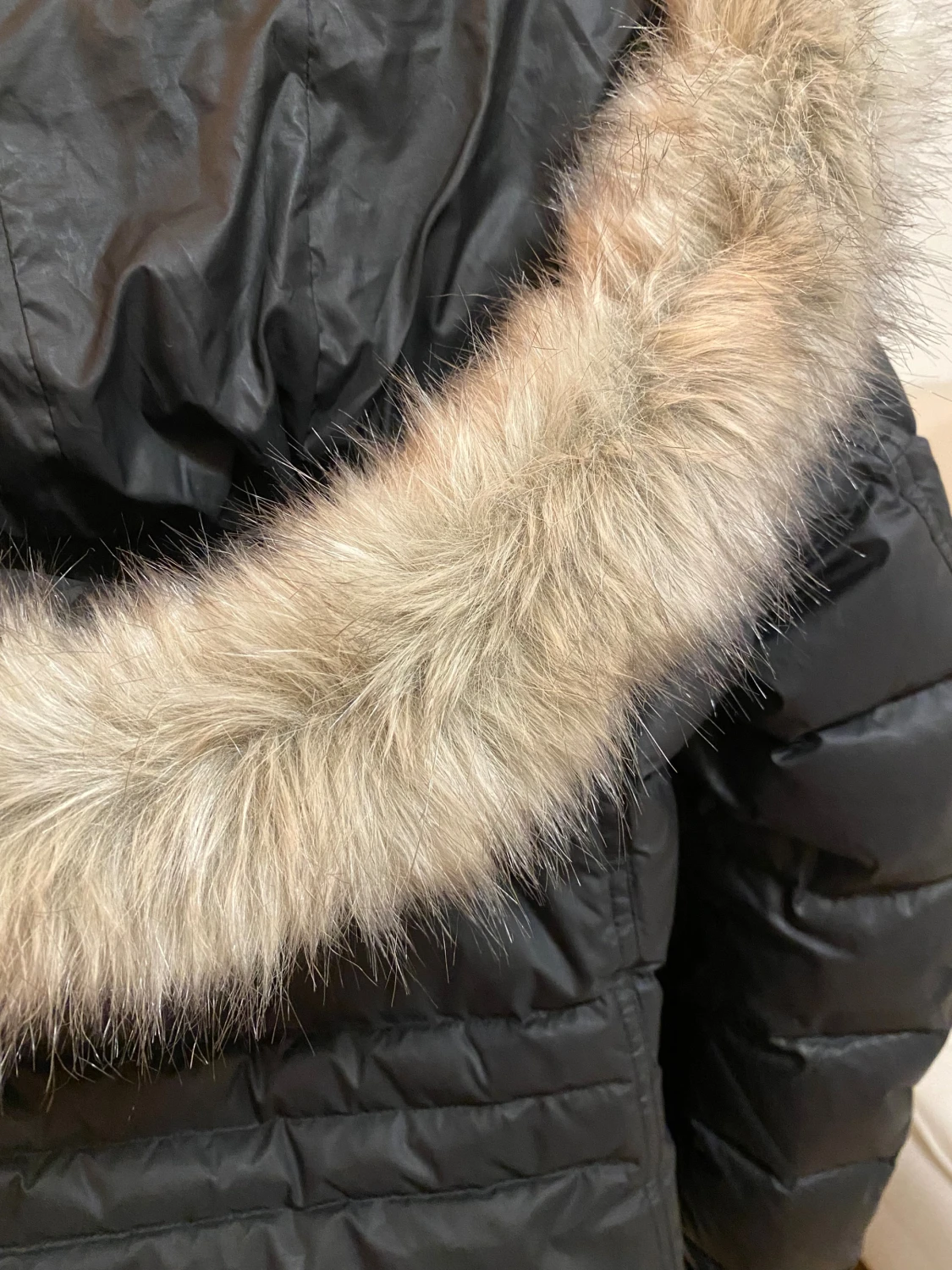 Svart dunjacka med päls från Tommy Hilfiger - 4