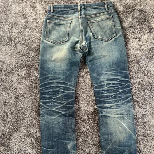 Blå selvedge jeans från A.P.C. - Säljer dessa helt brutala Apc som har varit använda i över 6 år. Små defekter som inte syns vid användning. Passform: Straight. Storlek 30, hör av er vid frågor! 