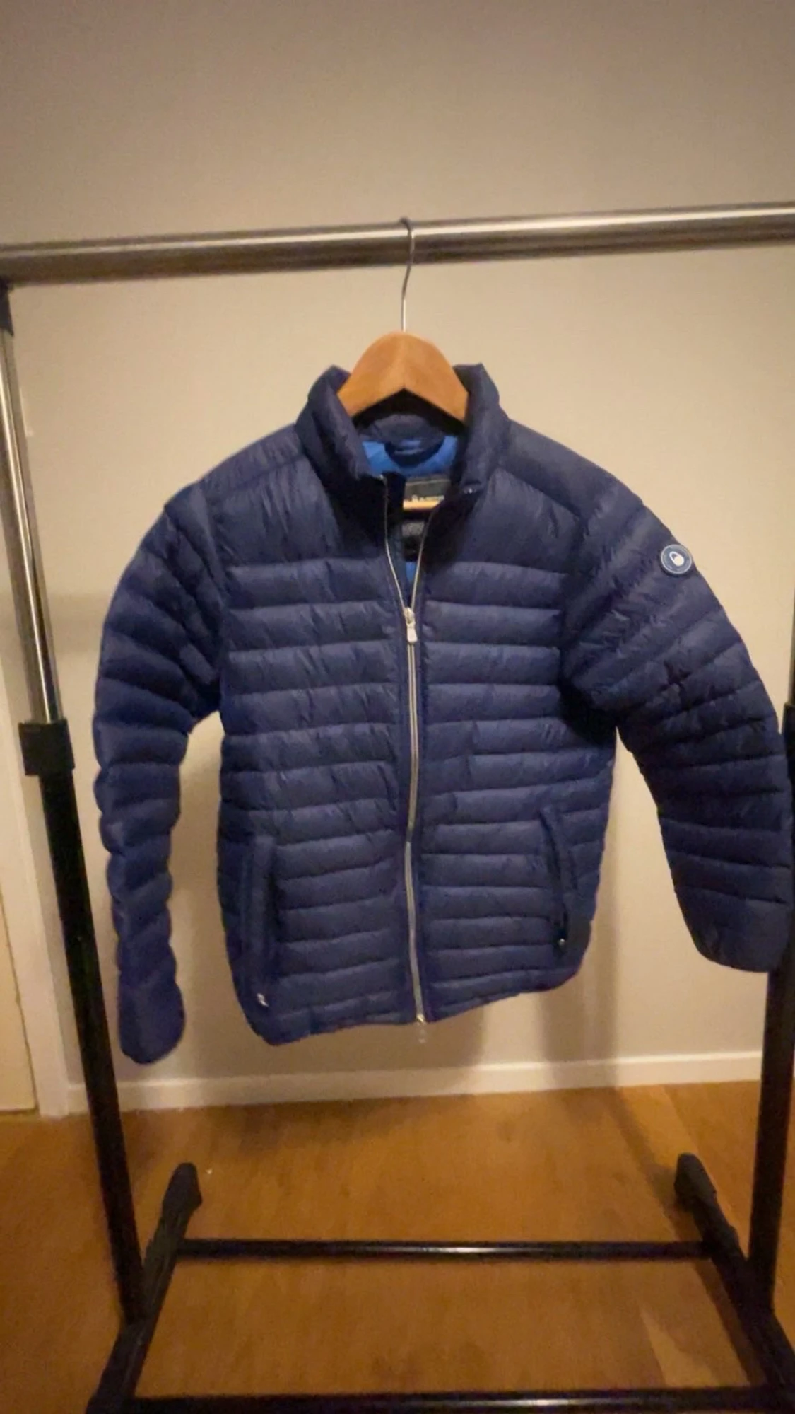 Blå pufferjacka från Sail Racing