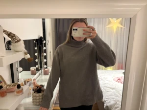 Polotröja  - En jättefin polotröja från hm i  storlek s som tyvärr inte kommer till användning, med fina slitsar på sidorna 