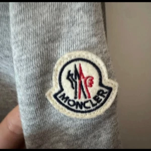 Moncler Zip hoddie  - Pris 1100  Moncler Zip Up  Väldigt fin tröja i storlek Medium,, för fler bilder bara be om det  Skick 7/10, kan mötas & skickas