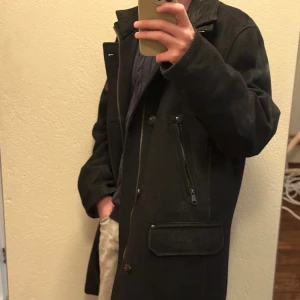 Svart rock från Bugatti - Stilren svart rock från Bugatti. Nypris ca 4500kr möjligtvis 5000kr. Modellen har storlek S i vanliga fall. Passar perfekt nu under den kommande vintern. Skriv bara vid funderingar 🤝