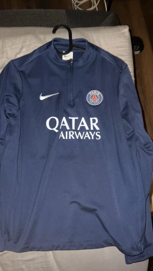 PSG långärmad träningsjacka Nike XL - Säljer min blåa psg tröja för jag inte använder den så mycket , det är som nytt skick på den ! Priset kan diskuteras 
