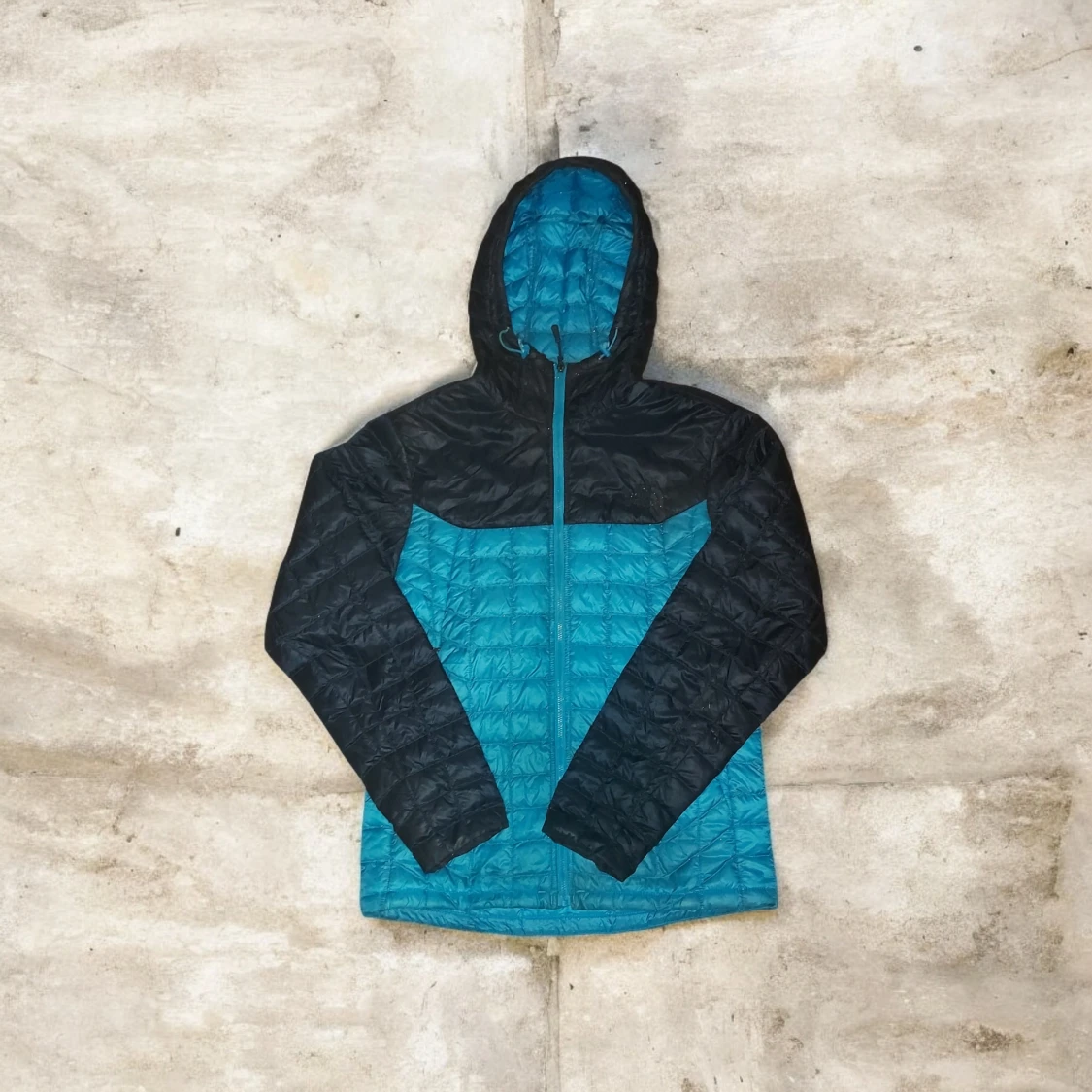 Blå och svart dunjacka från The North Face