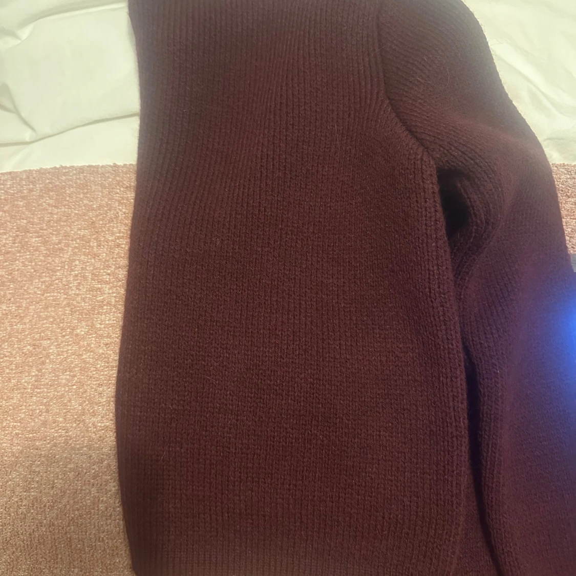 Vinröd kofta från Zara med guldknappar - 2