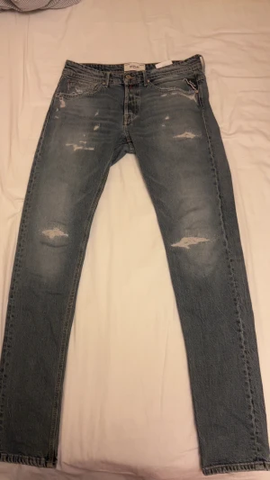 Replay Willbi slim fit jeans blå - Snygga Replay Willbi jeans i regular slim fit med slitna detaljer helt oanvänd!!