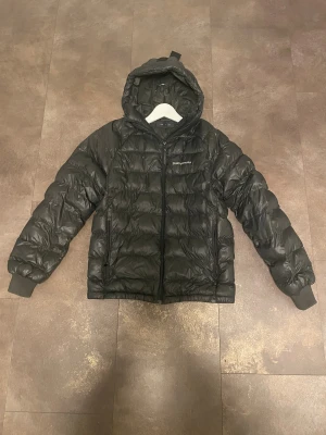 Peak performance jacka - Helt ny peak performance jacka o storlek S. Mitt pris 800kr! Hör av er vid frågor och funderingar!