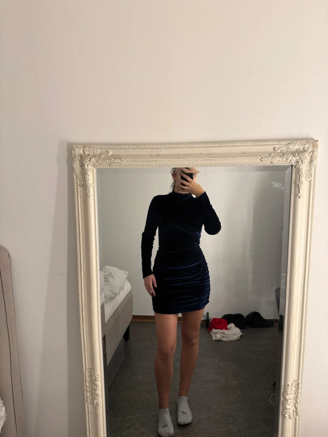 Mörkblå sammetsklänning med lång ärm