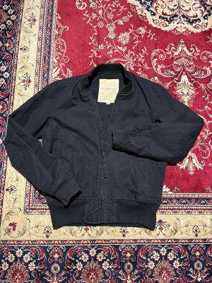 Sällsynt vintage bomberjacka från Denim & Supply - Säljer min ascoola och sällsynta vintage bomberjacka från ralph lauren Denim & Supply. Väldigt bra skick. Storlek M. Priset kan diskuteras vid snabbt köp. Hör av er vid frågor 🙌!