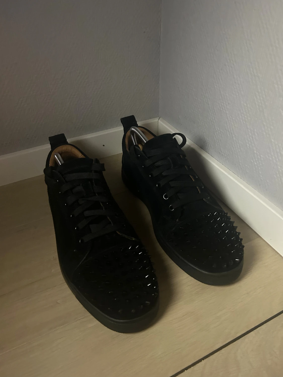 Svarta Louboutin sneakers med nitar