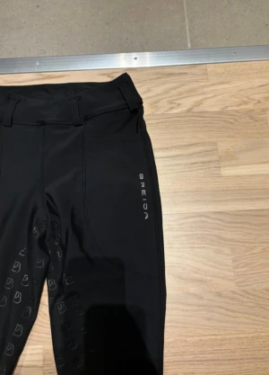 Svarta ridleggings från Breija - Snygga svarta ridleggings från Breija i fint skick. Helskodda. Knappt använda. 
