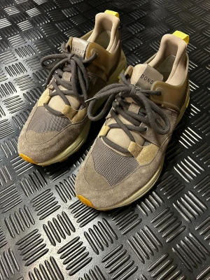 Dondup sneakers - Snygga sneakers från Dondup i beige och bruna toner med detaljer i gult. Ovandel i mocka och mesh, robust Vibram-sula med grovt mönster för extra grepp. Såklart helt riktiga och bara använda en gång.Pris kan diskuteras! 