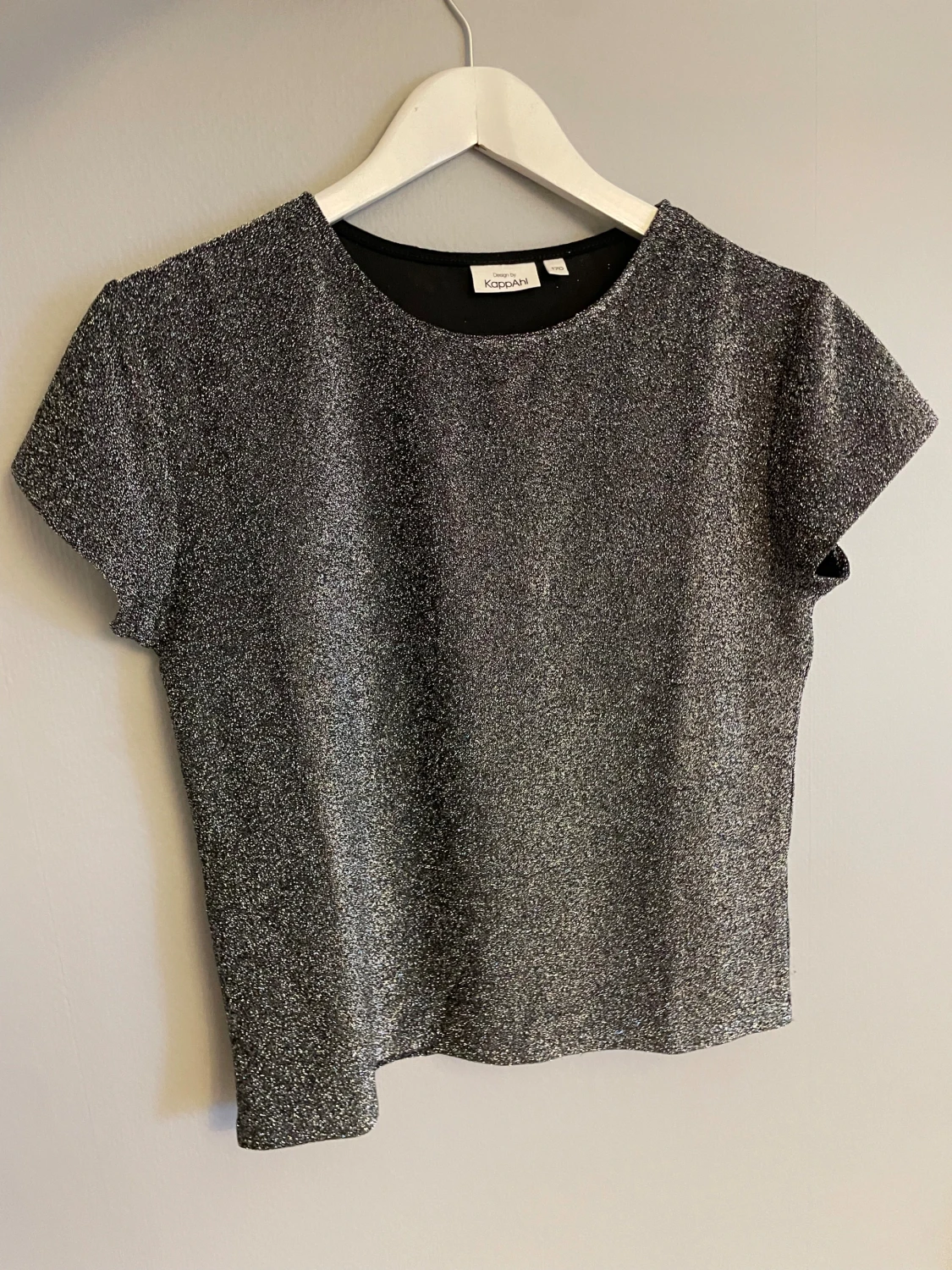 Glittrig silver topp från KappAhl