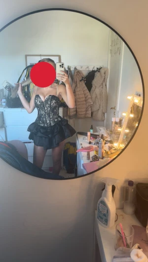 Elegant klänning - Jätte fin klänning änvänd en gång, som man knyter baktill, som en korsett ❤️