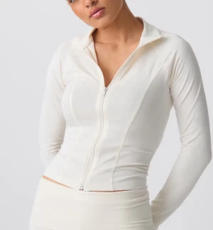 Zip up tröja  - Använd några få gånger, någon fläck vid ryggen men inte något man direkt tänker på!