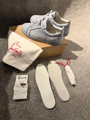 Christian Louboutin skor - Näst intill helt nya Christian Louboutin skor. Dem är köpta på lyxvaruhuset Harrods i London, och ligger på cirka +/- 9000 kronor nypris. Allt ingår som man får från butik. Bara att skriva om de är några funderingar(: