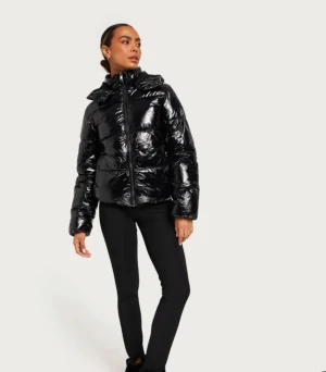 Svart pufferjacka från Nelly - Säljer en svart, glansig pufferjacka från Nelly i storlek L. Jackan är endast använd ett fåtal gånger och i mycket bra skick!💗Även slutsåld