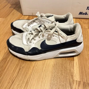 Nike Air sneakers i vitt och marinblått - Nike Air sneakers 👟 