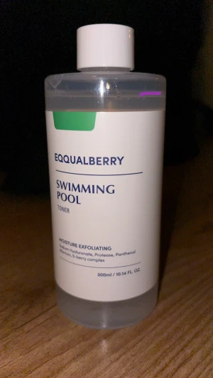Equalberry Swimming Pool Toner 300ml - Equalberry Swimming Pool Toner är en fuktgivande och exfolierande toner med hyaluronsyra och 5-bärskomplex. Kommer i en transparent plastflaska med vit kork och stilren design. Perfekt för dig som vill ha återfuktad och fräsch hud. Volym: 300ml.har änvänt den lite bara , fungerar inte för min hud