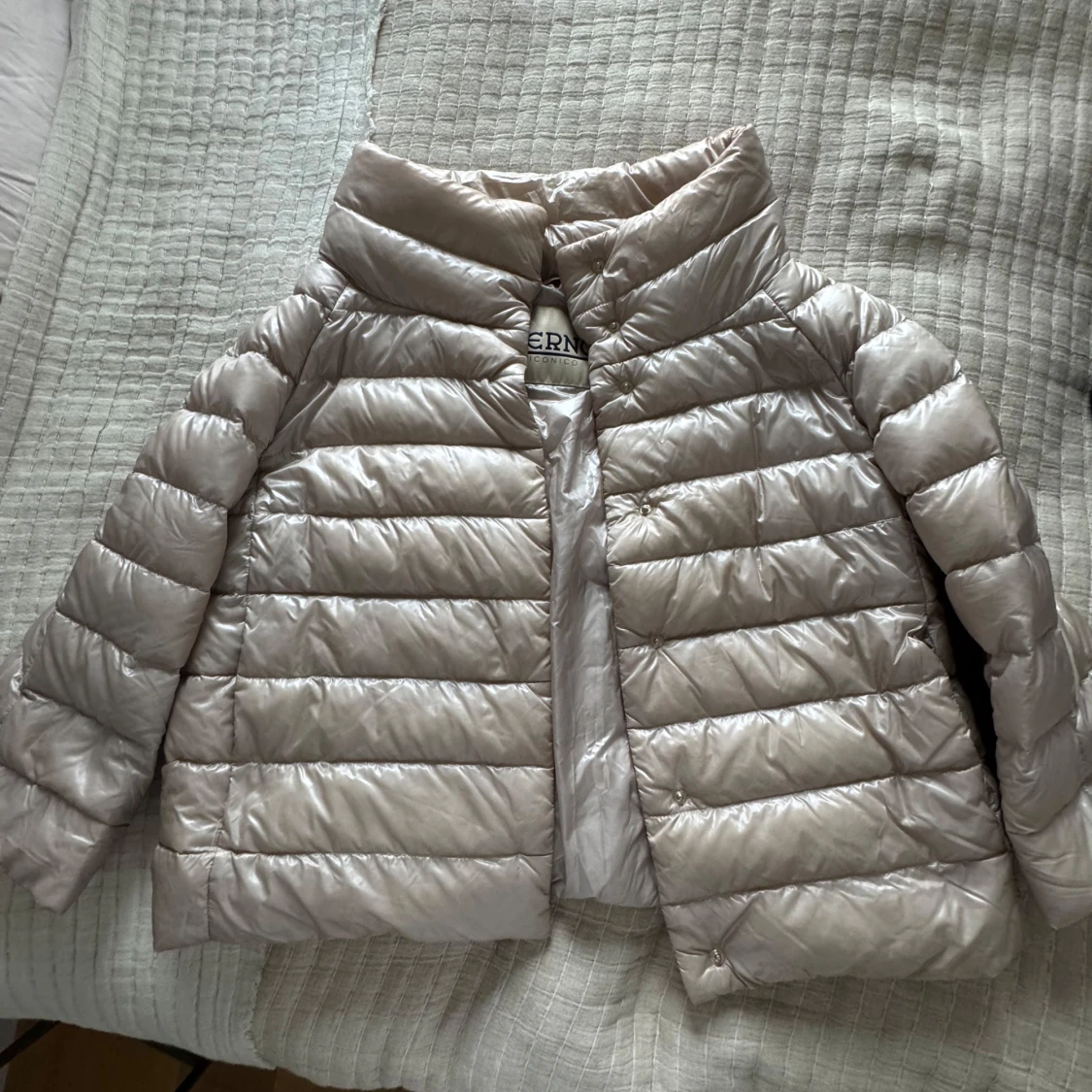 Ljusbeige dunjacka från Herno - 1