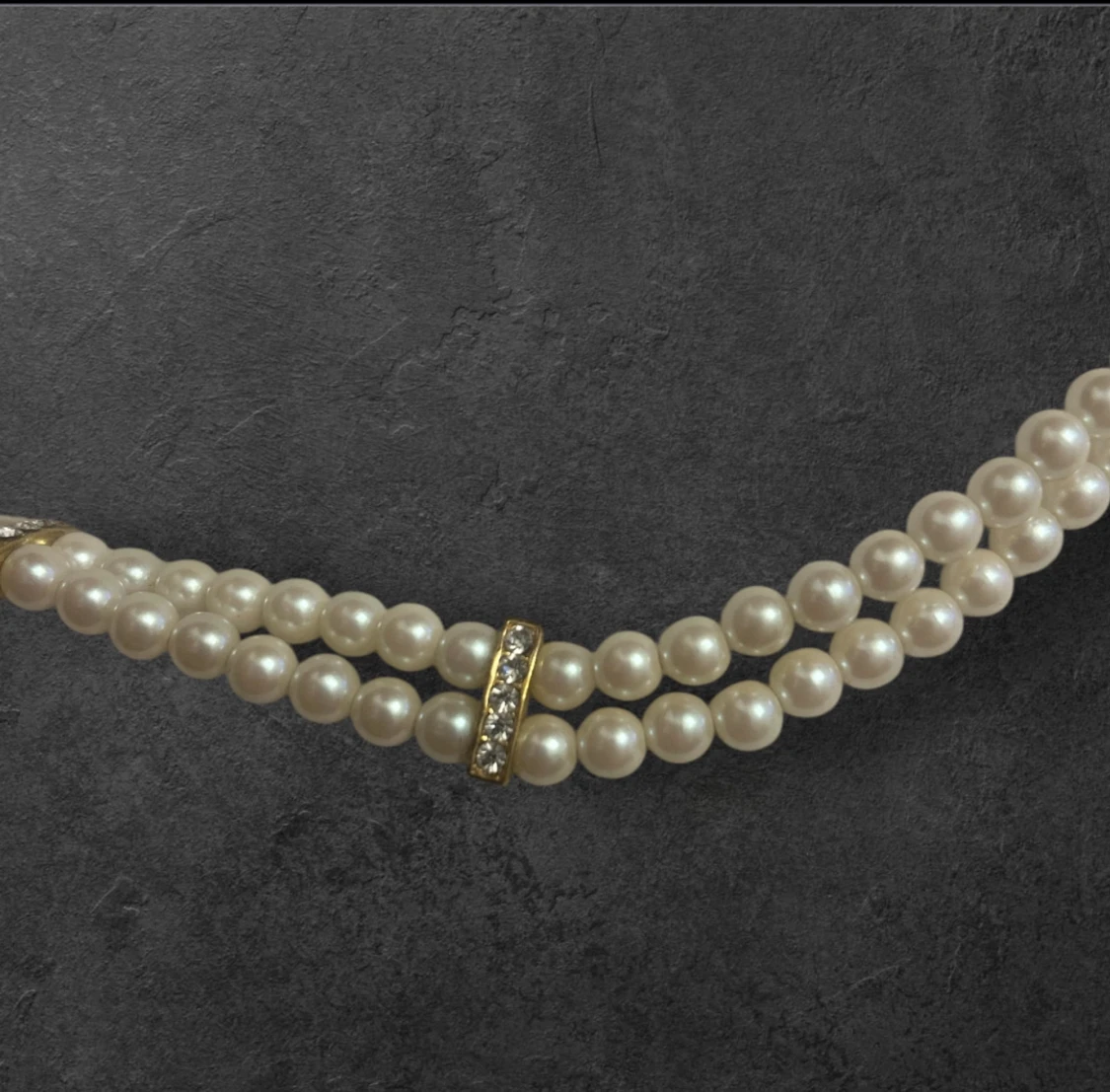 Dubbelradigt pärlhalsband med strass - 1