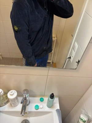 Mörkblå manchester overshirt Stone Island - Säljer en mörkblå overshirt från Stone Island i mjuk manchester. Skjortan har klassiska knappar framtill, bröstficka och den ikoniska loggan på ärmen. Perfekt för dig som gillar streetwear och vill ha något stilrent men ändå unikt. Passar mig som är 176 men passar nog lite mindre också. Den är i storlek 14 år och 170 men passar lite större 