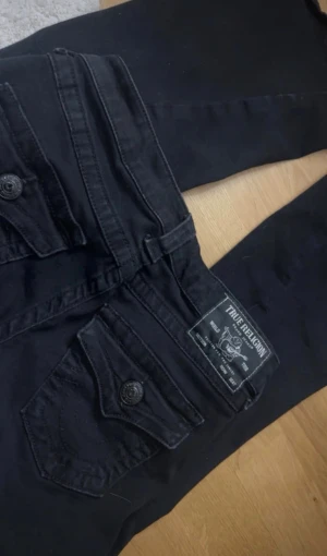 Svarta True Religion bootcut jeans - Svarta jeans från True Religion, modell JOE Low Rise.