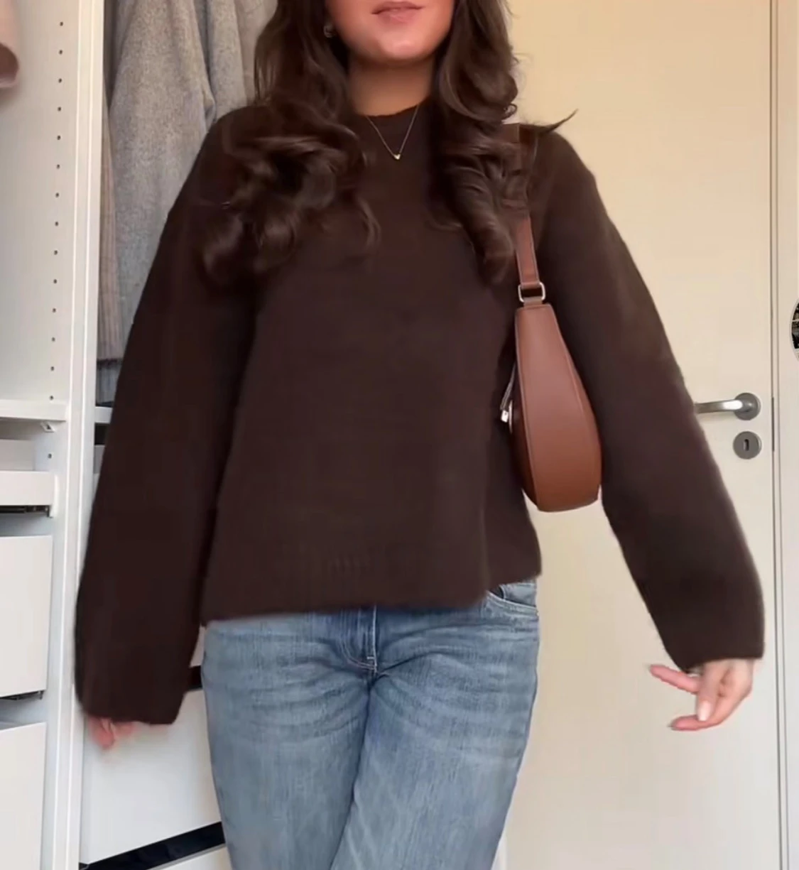 Brun stickad tröja med lång ärm