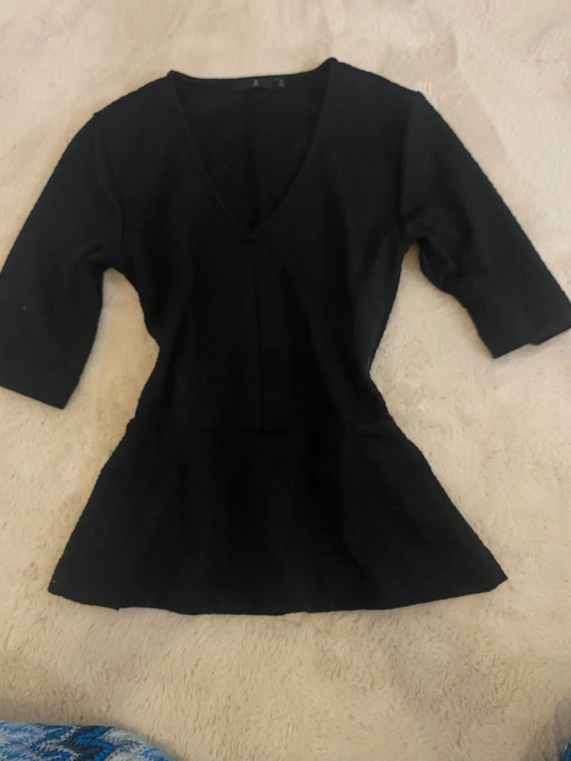 Svart v-ringad blus med trekvartsärm - 3