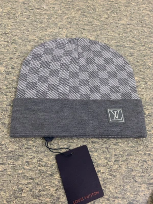 L och V mössa - Väldigt populär mössa under vintern pågrund av den vackra modell och dens extrem varma material, perfekt för dig som vill vara stillig och varm under vintern passa på!!