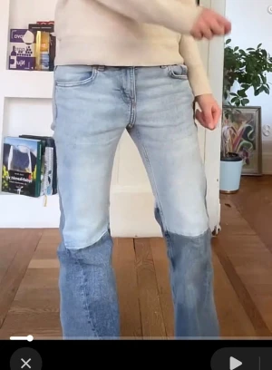 Skit snygg vintage jeans!!! - Unika jeans med två olika blå nyanser, ljusare upptill och mörkare nedtill. Modellen har bootcut-ben och klassisk femficksdesign. Jeansen är low waist och tillverkade i denim med snygg kontrast mellan färgblocken. Perfekt för dig som gillar statement-plagg. Storleken är 36/S hade jag sagt men de passar 34 också 