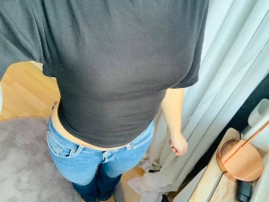 Svart croppad topp Gina tricot - Säljer en svart croppad topp med korta ärmar och snygg knytning i ryggen. Toppen har en enkel, stilren design och är tillverkad i mjukt bomullsmaterial. Från Gina tricot