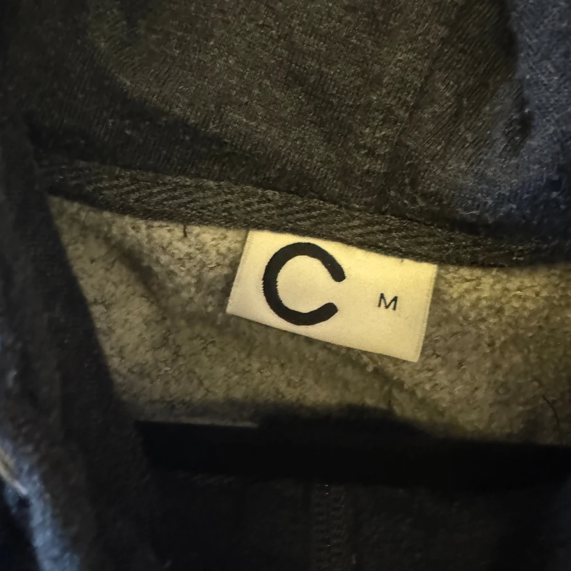 Svart hoodie med dragkedja och huva - 4