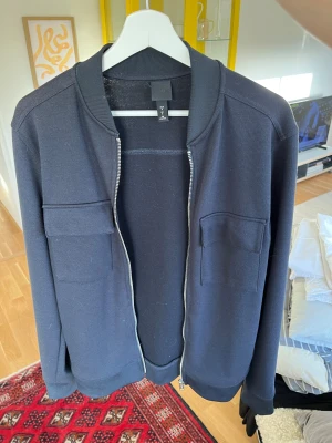 Cardigan - Säljer en sjukt snygg cardigan pga att den inte kommit till användning (jag är 183 cm) | Storlek: S fits M | Hör av dig vid frågor🤝