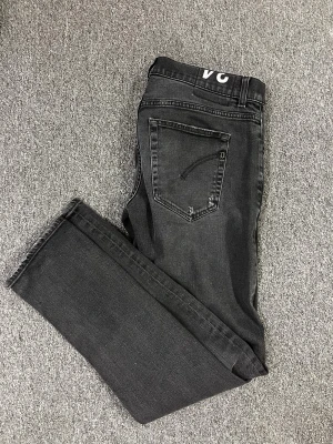 Dondup Jeans - || Otroligt feta Dondup Jeans || Färgen är svart och har små slitningar || Storleken är 32 || Skicket är grymt || Hör av er vid frågor🤝 ||