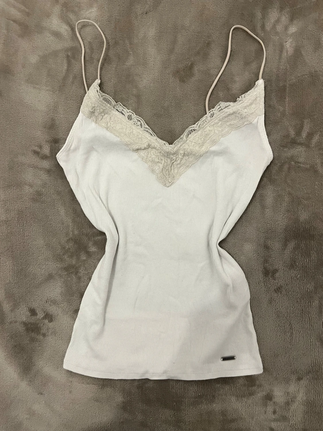 Vit ribbad linnetopp från Hollister