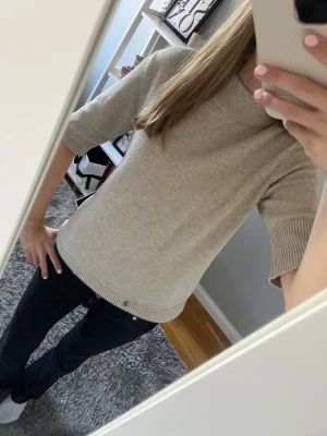 Beige stickad tröja  - Säljer denna jättesnygga stickade kortärmade tröjan från vila i storlek xs, men passar upp mot s och m💗Tröjan är i bra skick. Fläcken på bilden är från min spegel, inte tröjan!