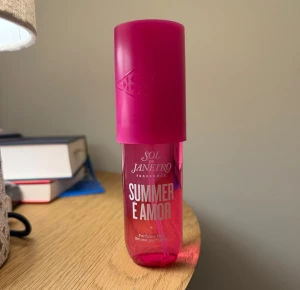 Parfym - SDJ limited edition från sommaren. Har noter av mandel, vanilj och blommor 💕 ser kvarstående mängd på andra bilden. Förvarat torrt och svalt. 