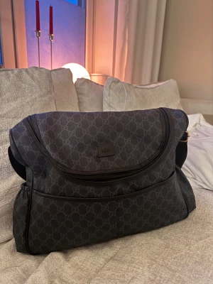 Skötväska - Skötväska som är väl använd men ändå i fint skick. Dessvärre är ena dragkedjan trasig men den andra funkar så påverkar inte så mycket. Köpt seconhand