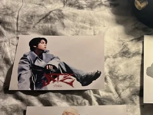 OFFICIAL Lee know mini album postcard/poster  - Good och nytt, en officiell merch från stray kids jyp. Lee know version. 