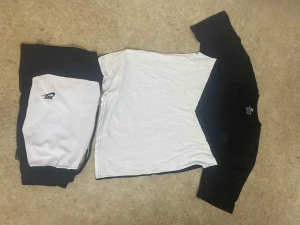 Nike svartvita träningsshorts - Säljer ett par snygga svartvita träningsshorts från Nike. Shortsen har en sportig look med svart midja och vita ben, samt klassisk Nike-logga på sidan. Perfekta för gymmet eller löprundan och har en bekväm passform.