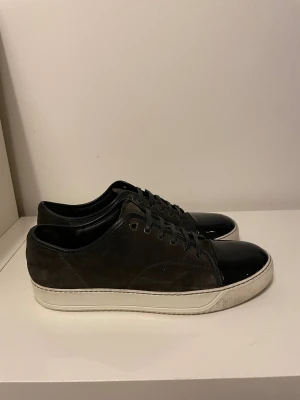 Lanvim cap toe  - Säljer nu dessa Bruna lanvin cap toe i uk 10 som motsvarar 44-45, skorna är i mycket bra skick ifrån en liten defekt, skriv för fler bilder/fråger🙌🏼