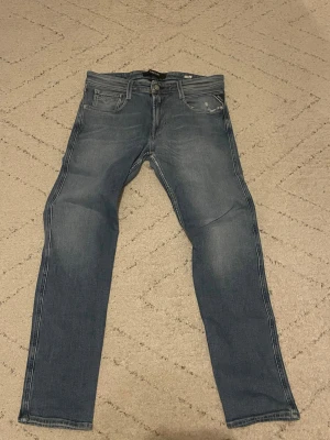 Replay Jeans - Jag säljer helt oanvända blåa Replay Jeans med storlek W31L32 som är i helt toppskick! Priset går att diskutera! 