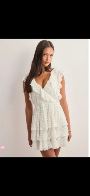 Vit studentklänning  - Vit studentklännig från Nelly strl M, den är använd en gång på mottagningen och sedan legat i flytt låda sen dess.  Orginalpris var 600kr