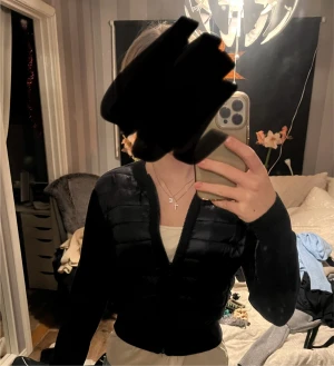 Marinblå croppad pufferjacka Gina Tricot - Marinblå croppad pufferjacka från Gina Tricot med quiltad framsida och två fickor. Jackan har långärmade stickade ärmar och ribbad nederkant. Dragkedja framtill och stilren look som passar till jeans eller kjol. Perfekt för dig som gillar trendiga och bekväma jackor.