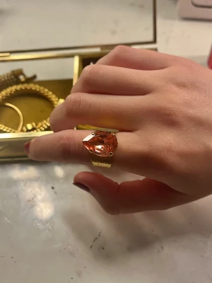 Caroline Svedbom - classic drop ring i färg ”rose peach” som jag säljer då jag vill ha en annan färg. den är i nyskick & nypris var ca 800❣️